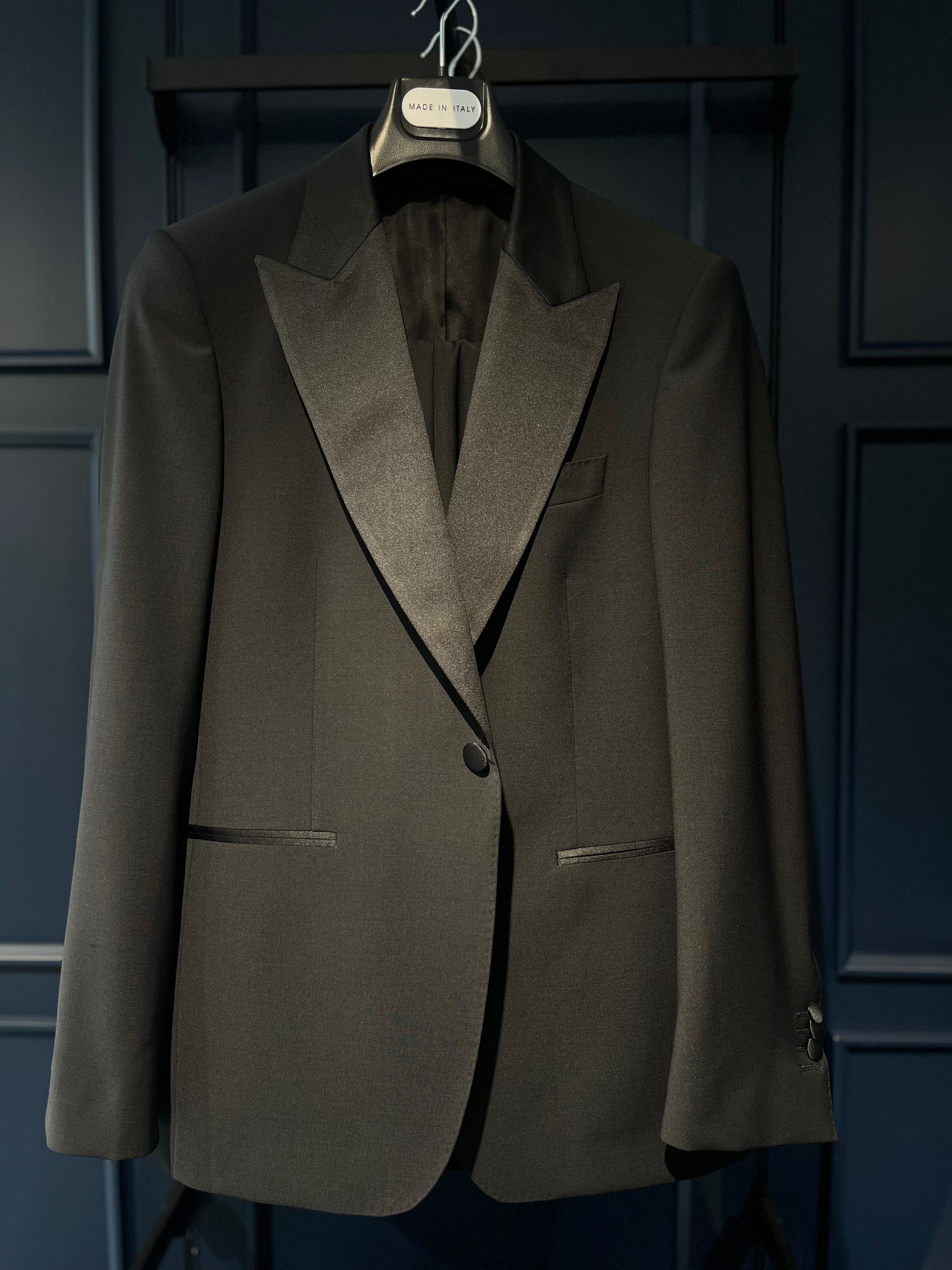 Make a statement at every evening event with Gabriel Collezione tuxedos and evening wear. Our tailored collection combines luxurious fabrics, perfect fit, and elegant design to ensure a timeless and sophisticated look.