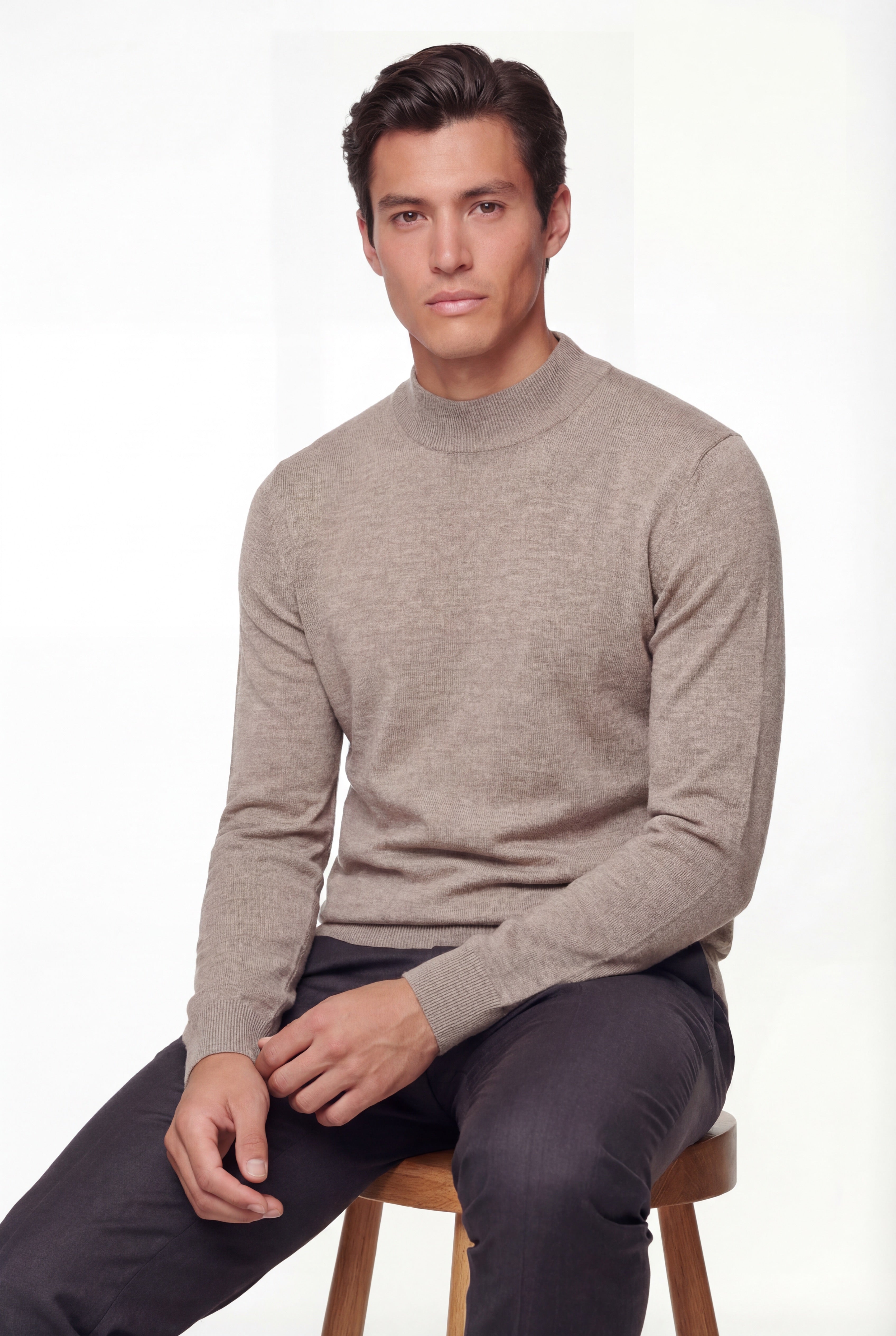 Pull en maille à col montant – Beige – Laine mérinos extra-fine