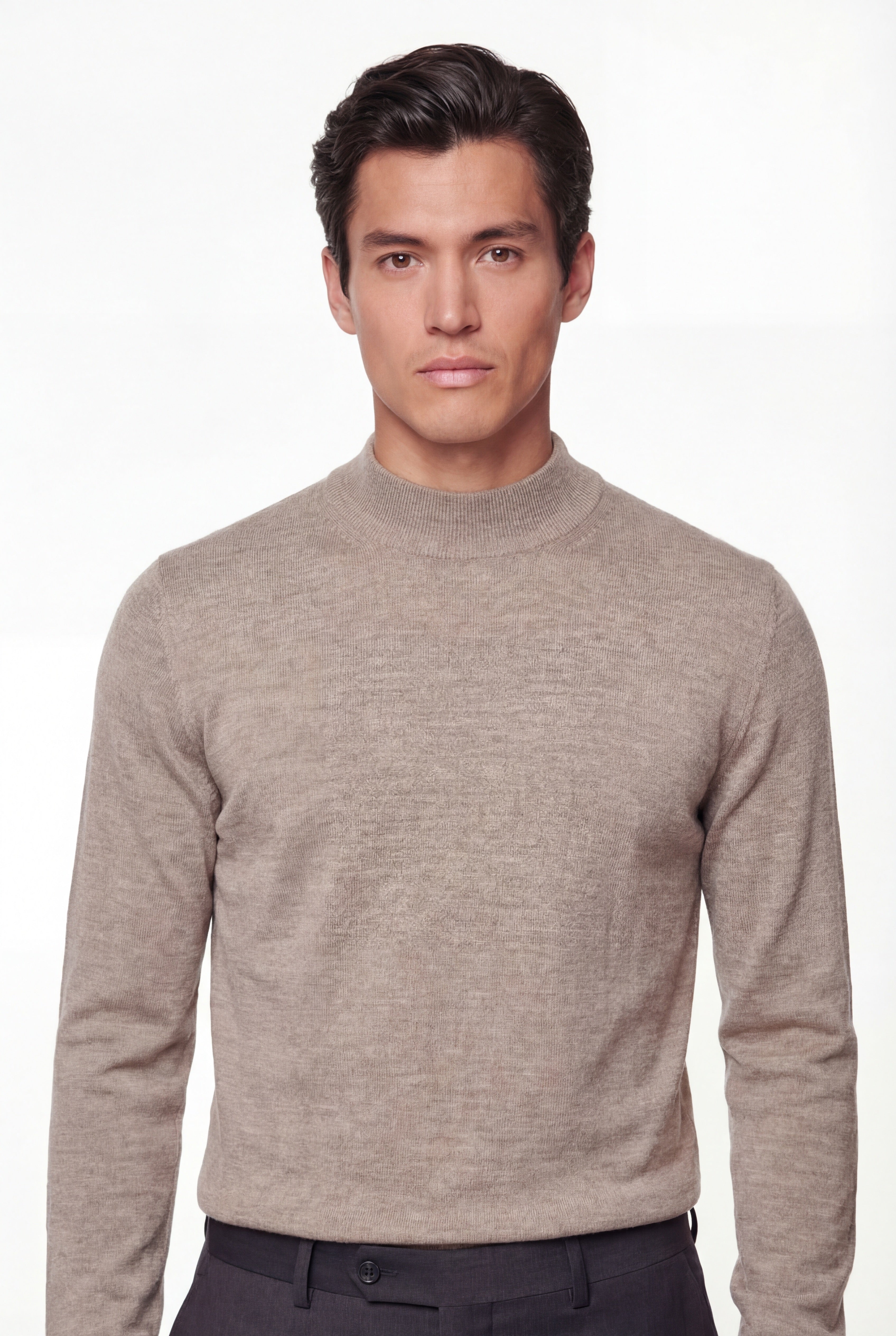 Pull en maille à col montant – Beige – Laine mérinos extra-fine